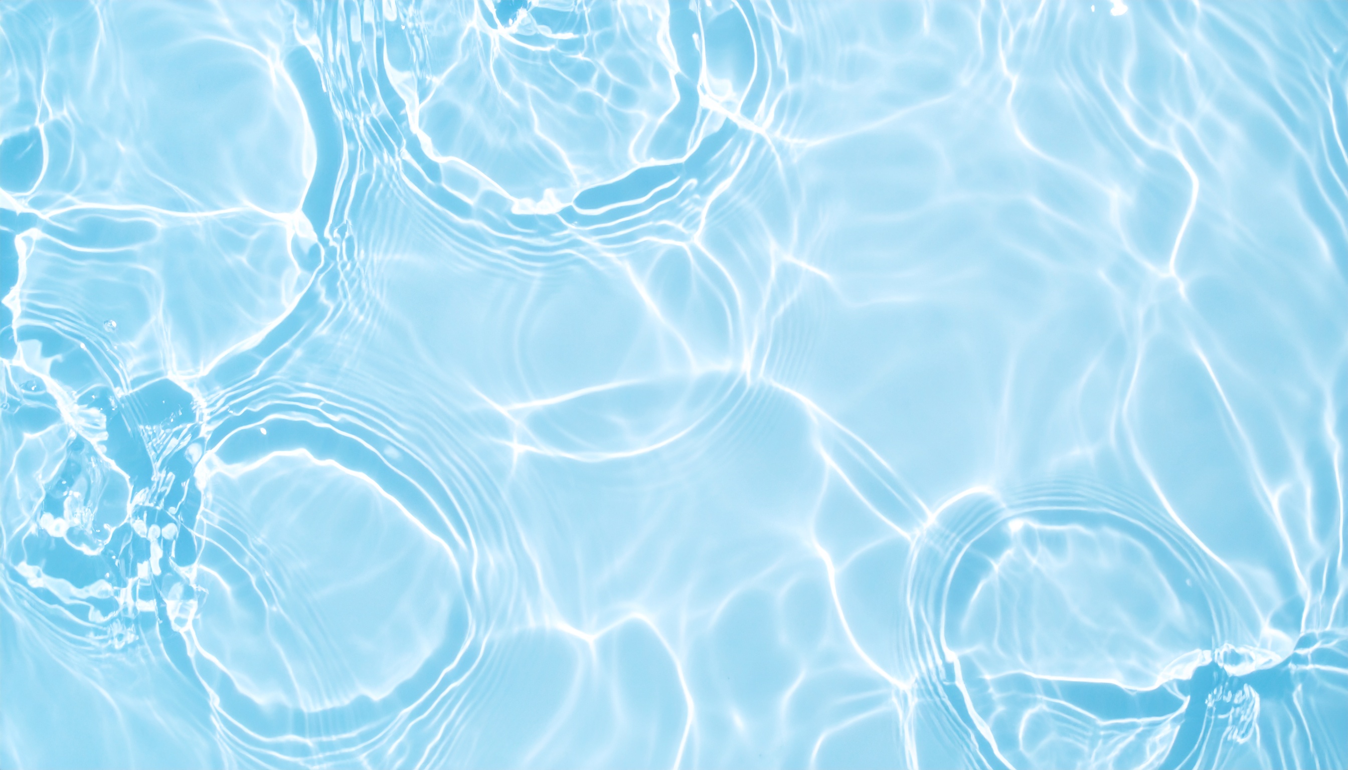 透明な水がおしゃれな水色背景画像