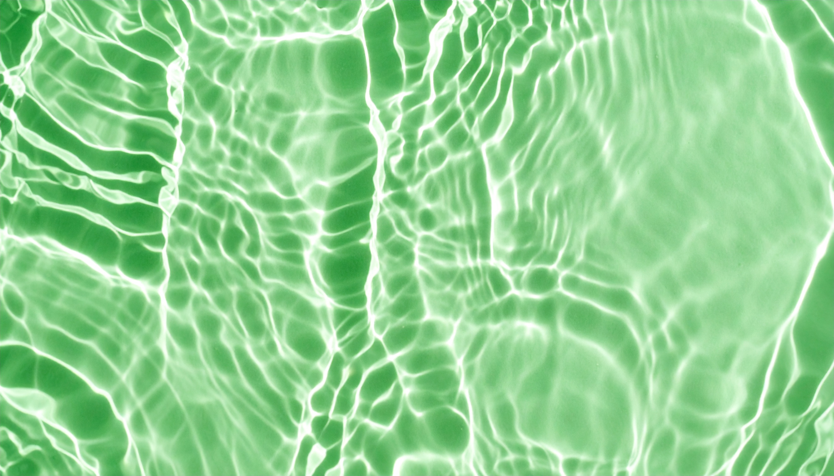 透明な水がおしゃれなグリーン背景画像